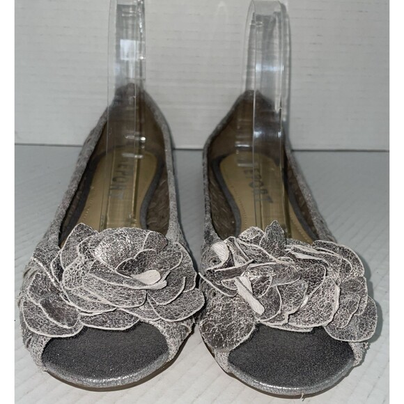 Report Flats Women’s Size 9 Silver Leather Peep Toe Ballet Flower Cutout Shoes - Picture 2 of 14